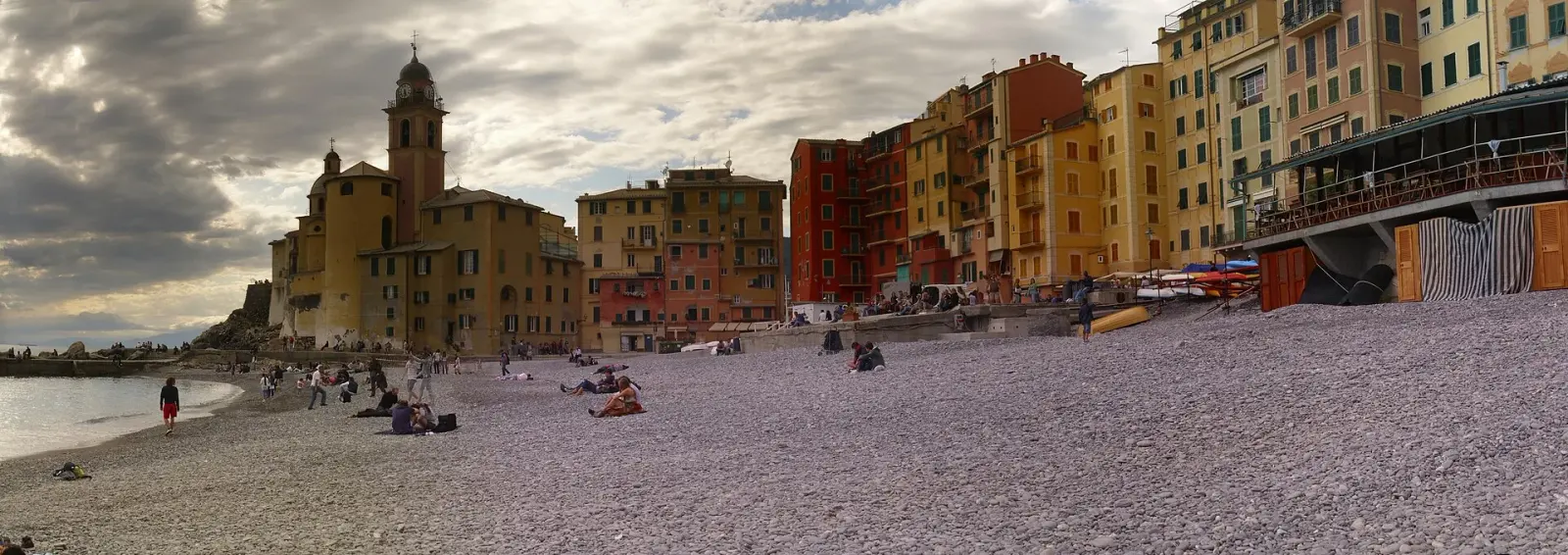 Panorama di Camogli con le case alte e colorate affacciate sul porticciolo e sul mare