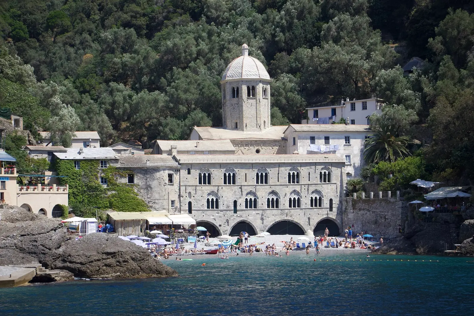 L'Abbazia di San Fruttuoso immersa nel verde del promontorio di Portofino, affacciata sulla baia