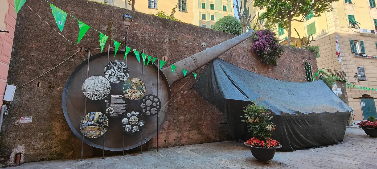 La grande padella d'acciaio della Sagra del Pesce di Camogli esposta in Via Garibaldi