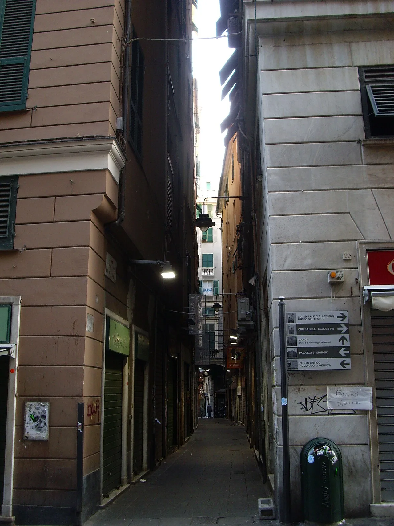 Il vicolo Canneto il Curto nel centro storico di Genova, uno dei caruggi più caratteristici tra le case alte
