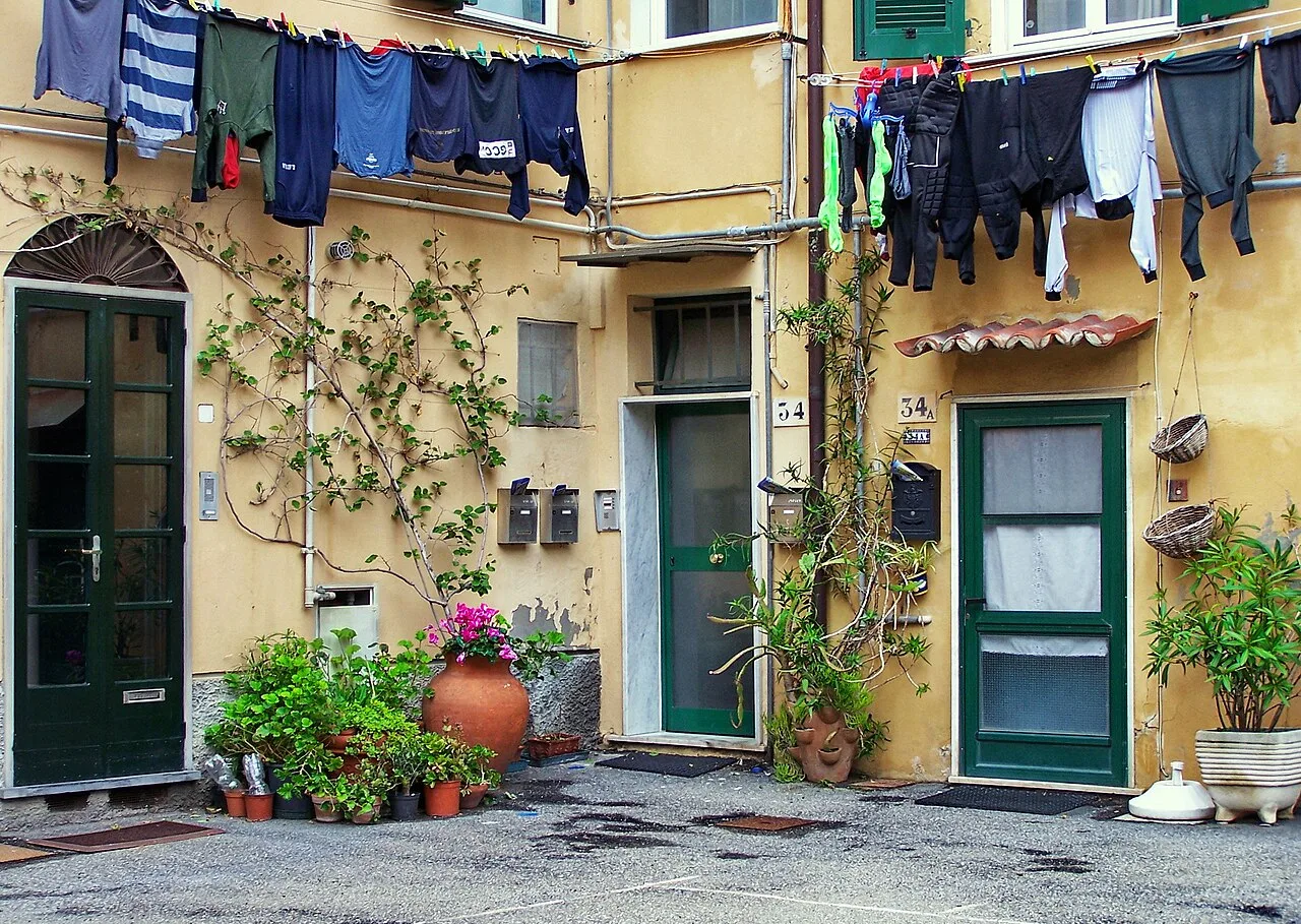 Il borgo marinaro di Boccadasse a Genova, con le case colorate affacciate sulla spiaggetta di ciottoli