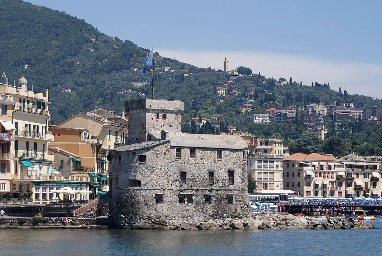 Il castello cinquecentesco di Rapallo affacciato sul mare, con il porticciolo e il golfo del Tigullio