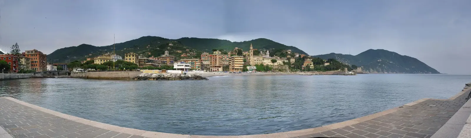 Panoramica della spiaggia di Recco con il lungomare, le case del borgo e il Golfo Paradiso sullo sfondo
