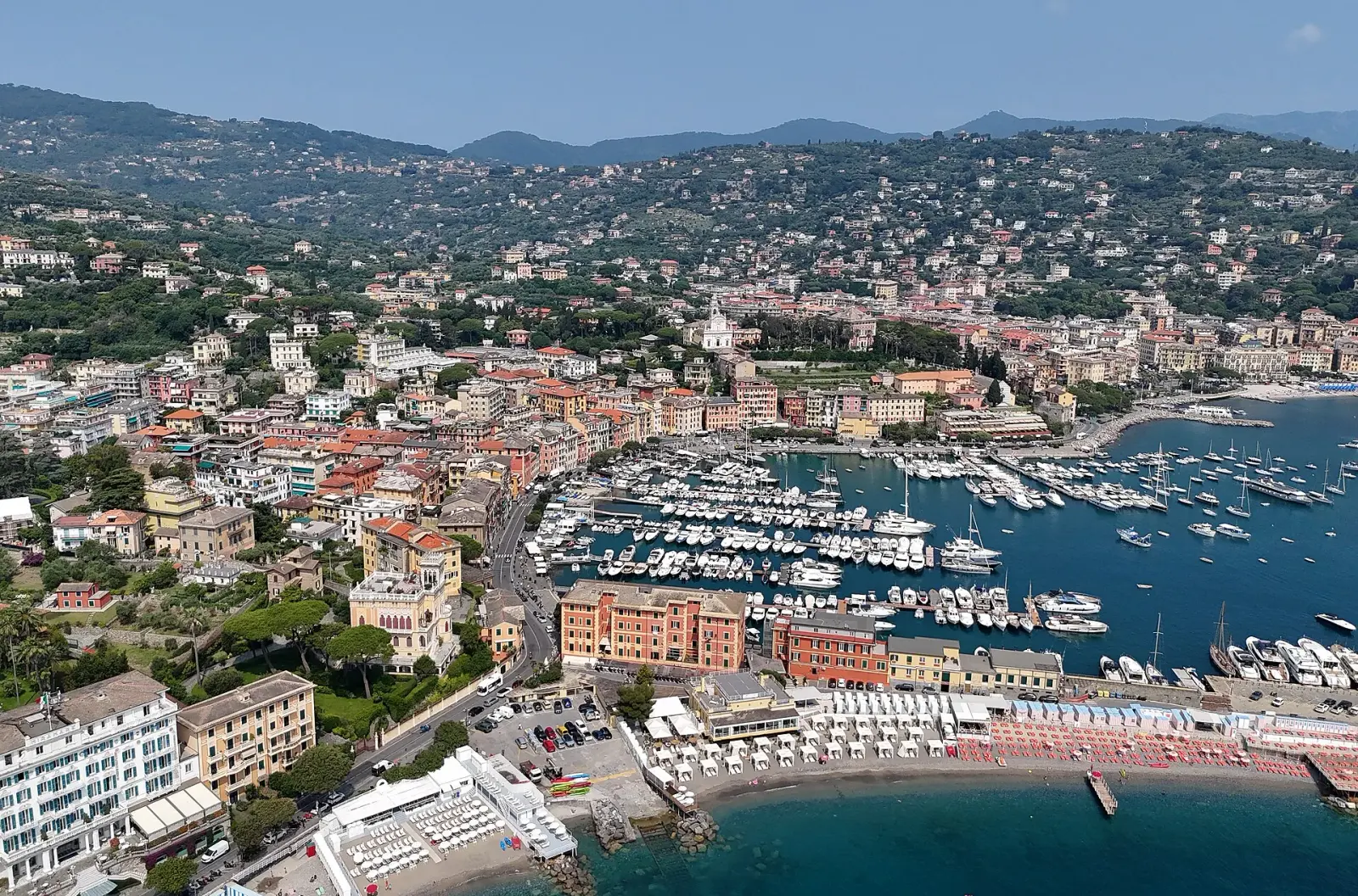 Santa Margherita Ligure vista dal porto: il centro storico con la cupola verde della basilica e le case colorate sul lungomare