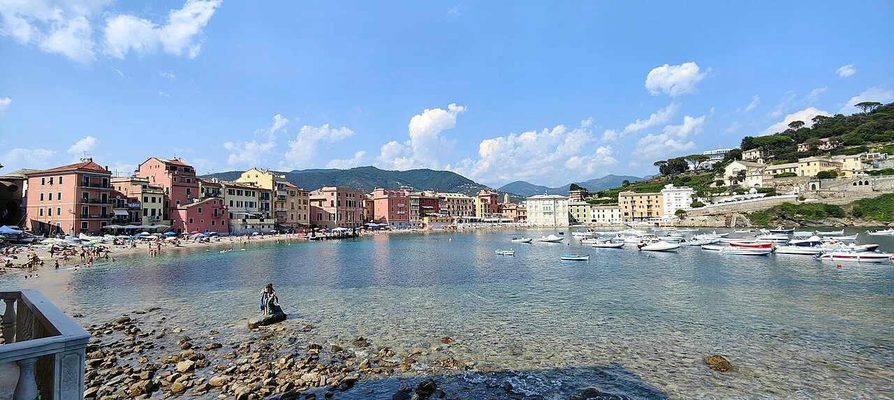 La Baia del Silenzio di Sestri Levante con la Chiesa di Santa Maria Immacolata e il convento dei Cappuccini sul promontorio, vista dal mare