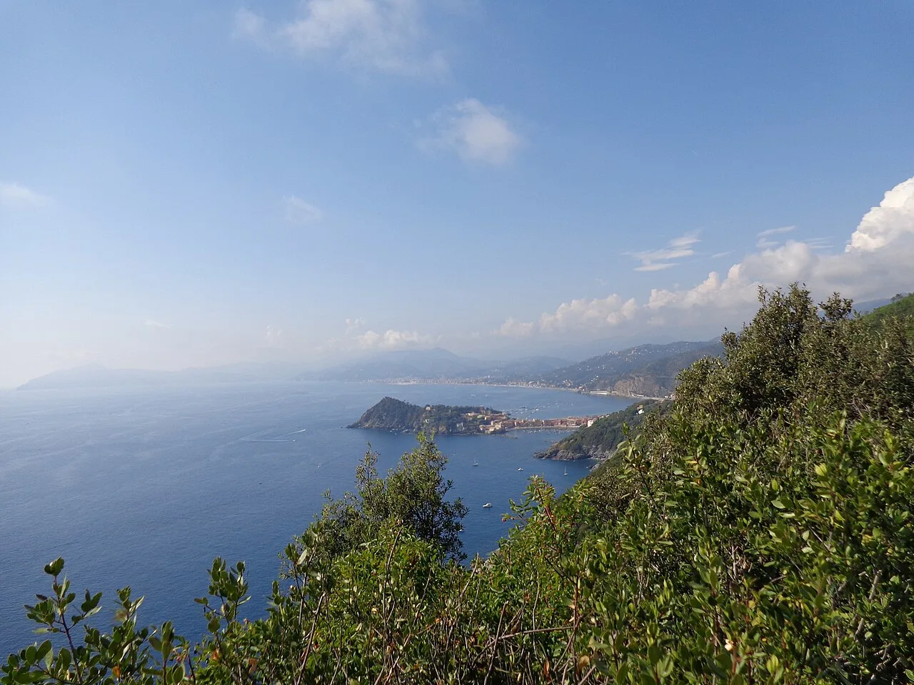 Panorama di Sestri Levante visto da Punta Manara: il centro storico, le due baie e il litorale della Riviera di Levante