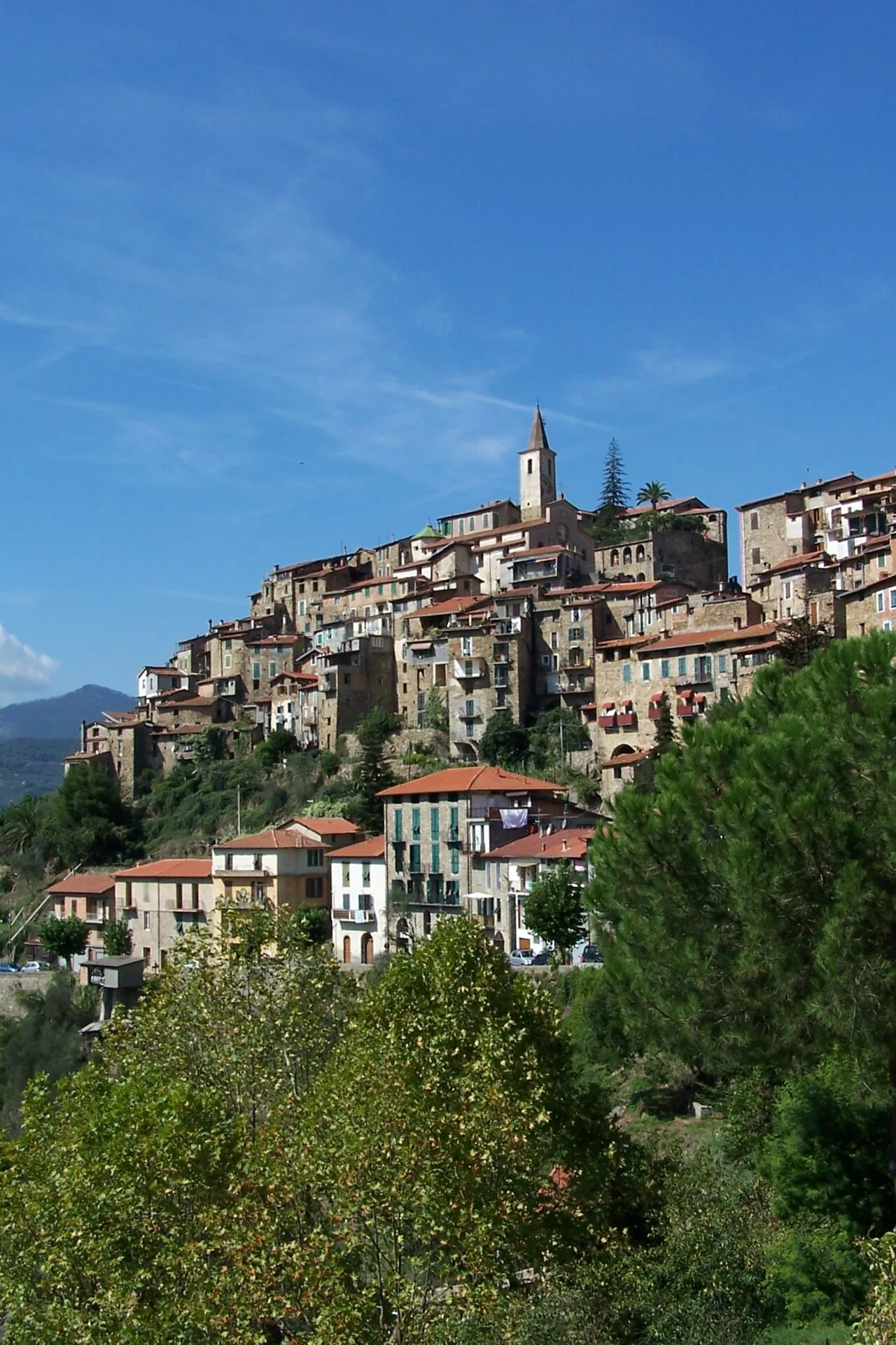 Vista panoramica del borgo medievale di Apricale arroccato sulle colline dell'entroterra di Imperia, con i tetti in pietra e il campanile della chiesa