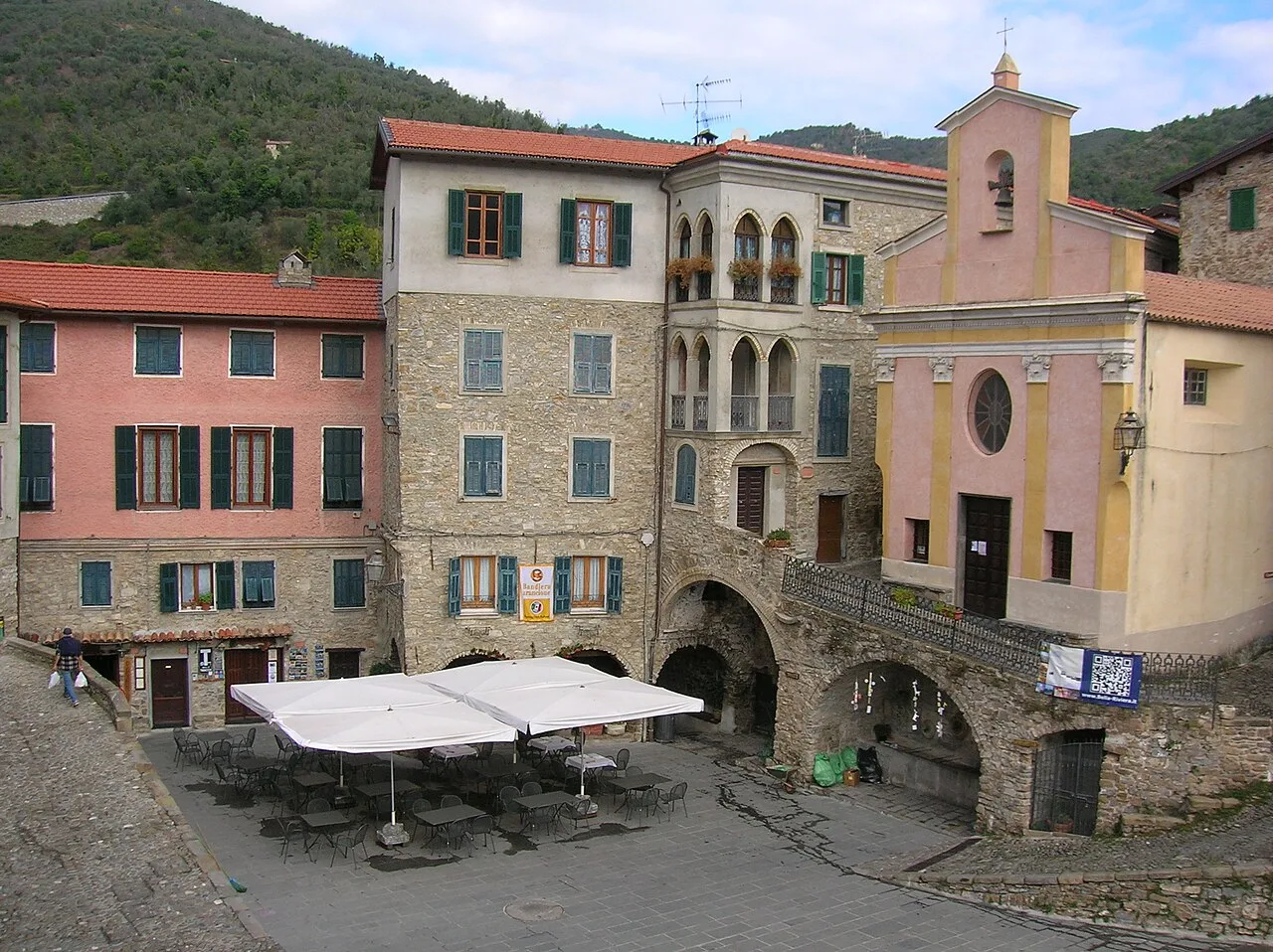 La piazza principale di Apricale con le case in pietra del centro storico medievale e l'ingresso ai caruggi