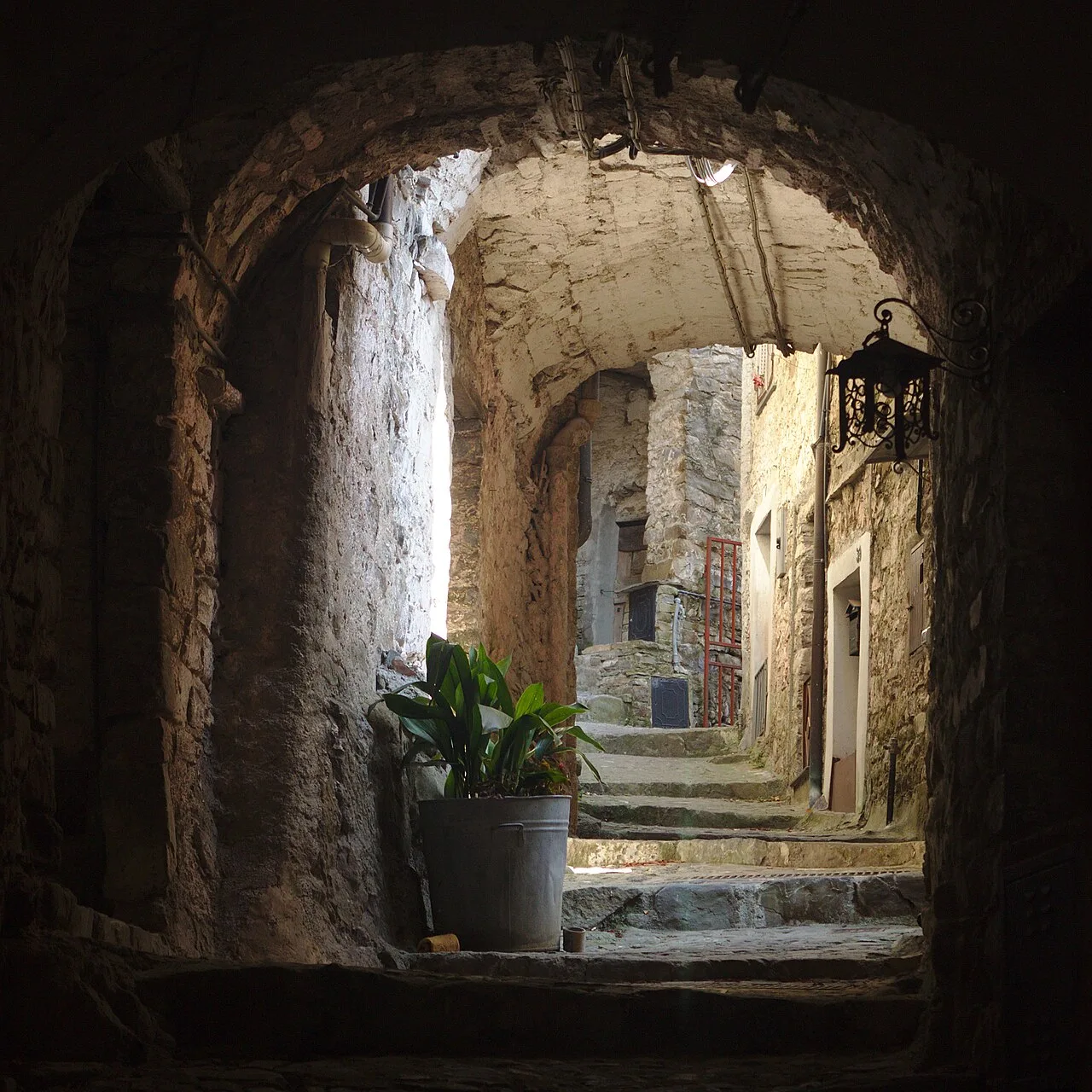 Un caruggio coperto di Apricale con le volte in pietra del centro storico medievale, tipiche dell'architettura ligure