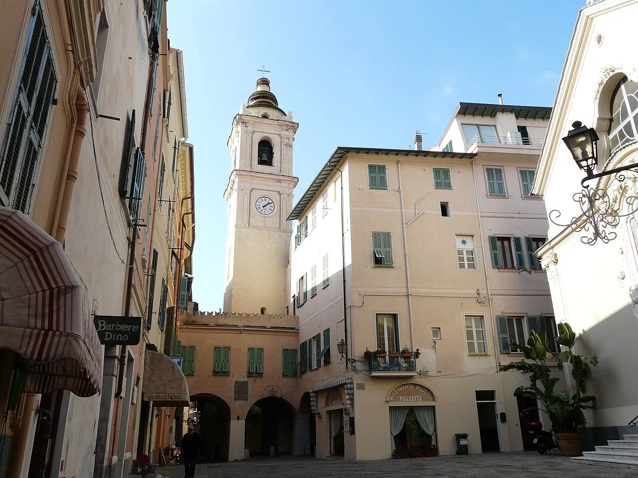 Caruggi del centro storico medievale di Bordighera con vicoli stretti e case dai colori pastello tipici dell'architettura ligure
