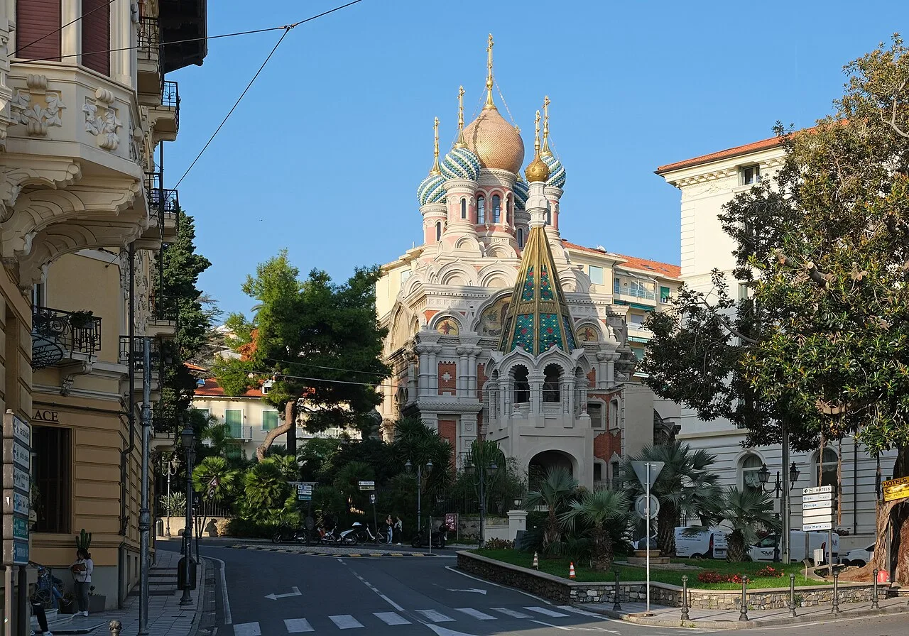 La Chiesa Russa Ortodossa di Sanremo con le cinque cupole a cipolla azzurre