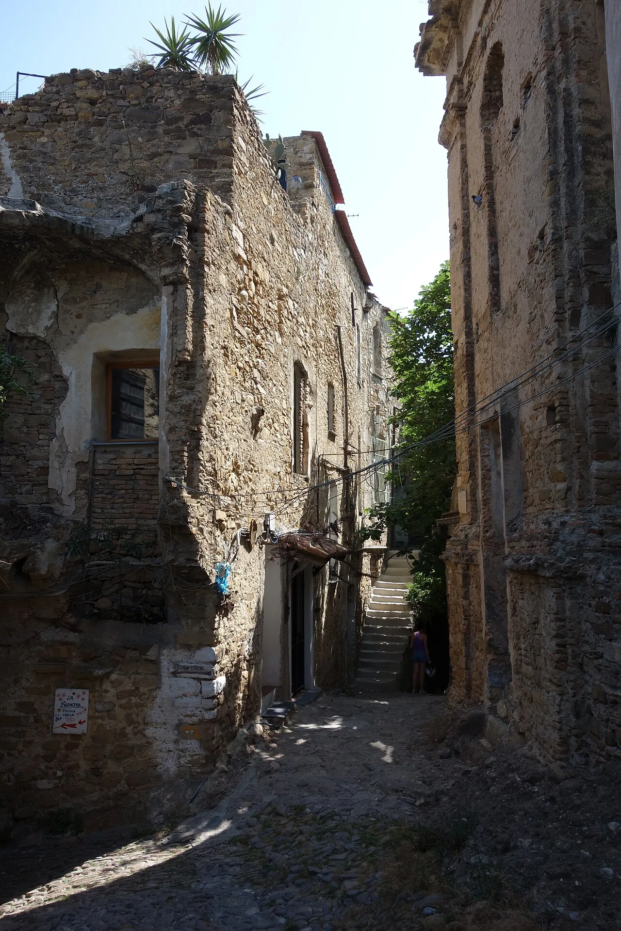 Vicoli e rovine del borgo di Bussana Vecchia, ripopolato dagli artisti