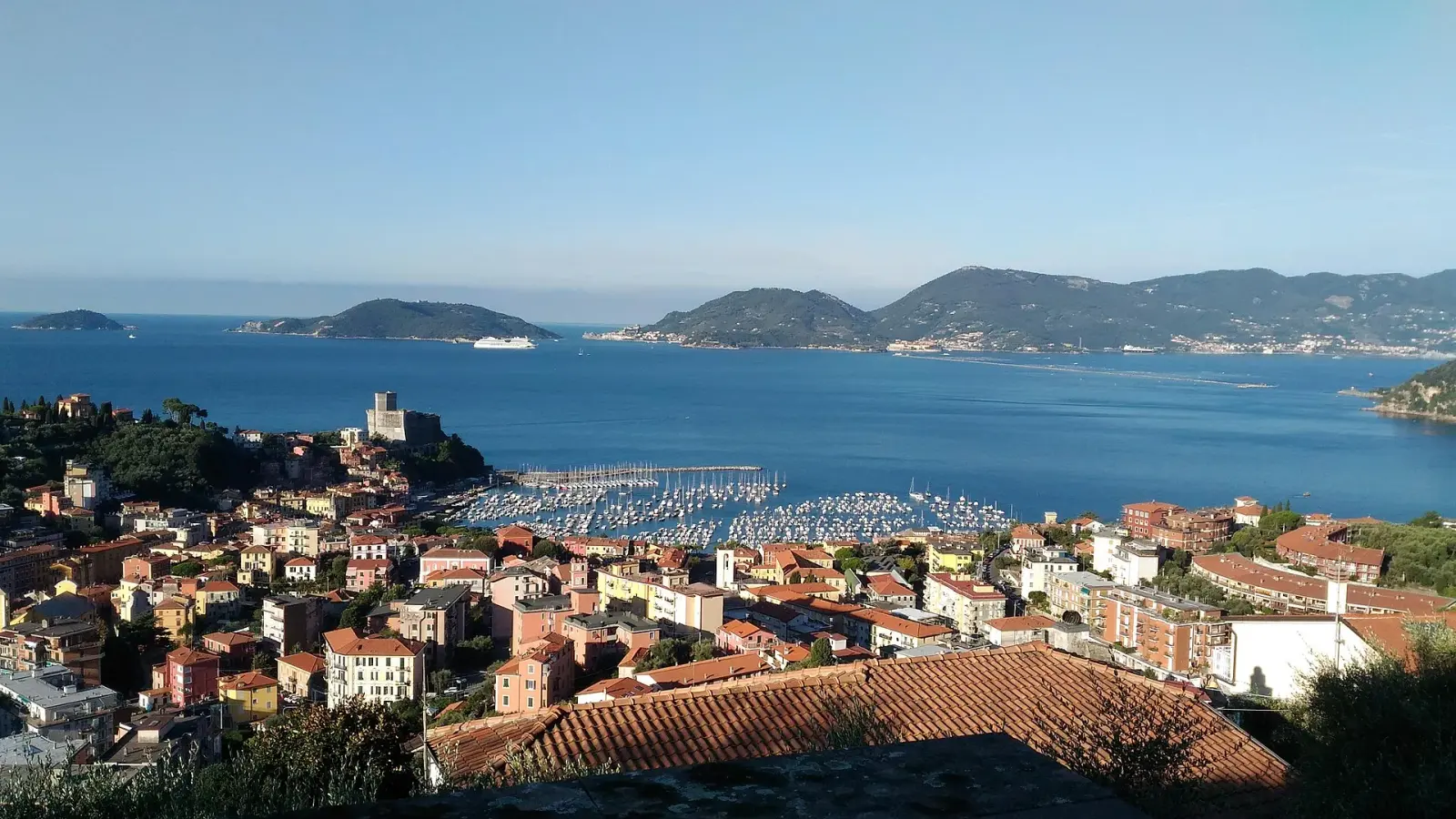 Castello di Lerici visto dal mare con il Golfo dei Poeti sullo sfondo