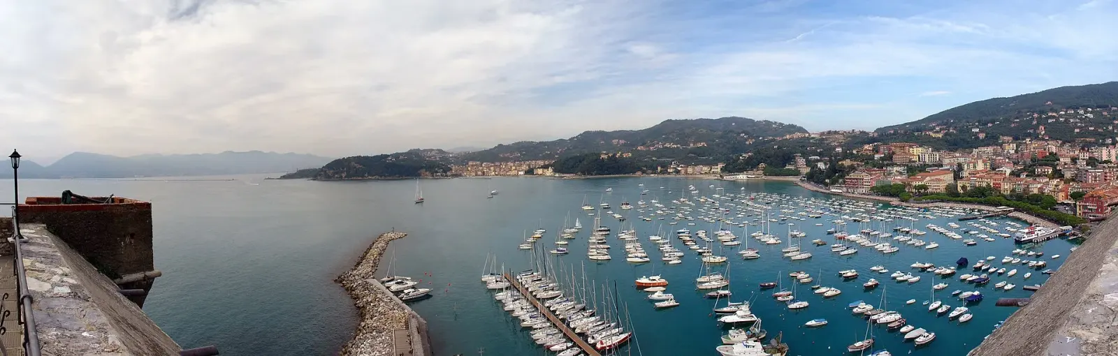 Lerici e San Terenzo visti dall'alto, con la baia e le colline della Liguria