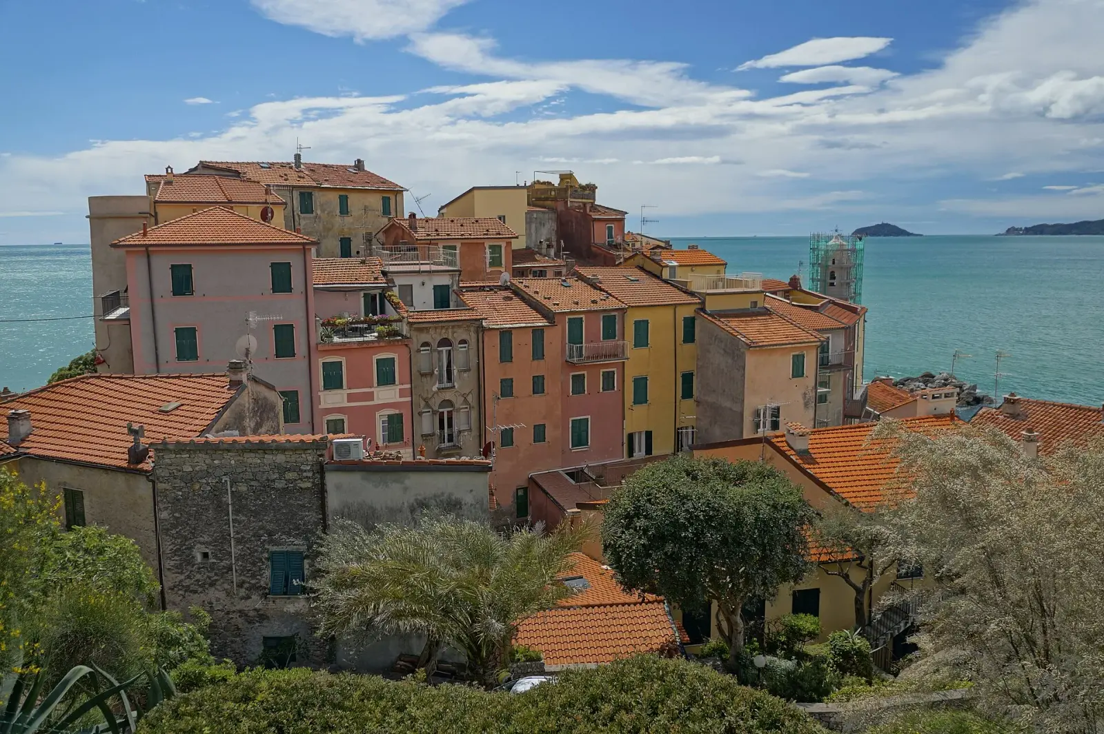 Panorama del borgo di Tellaro sul promontorio roccioso, con le case colorate sul mare