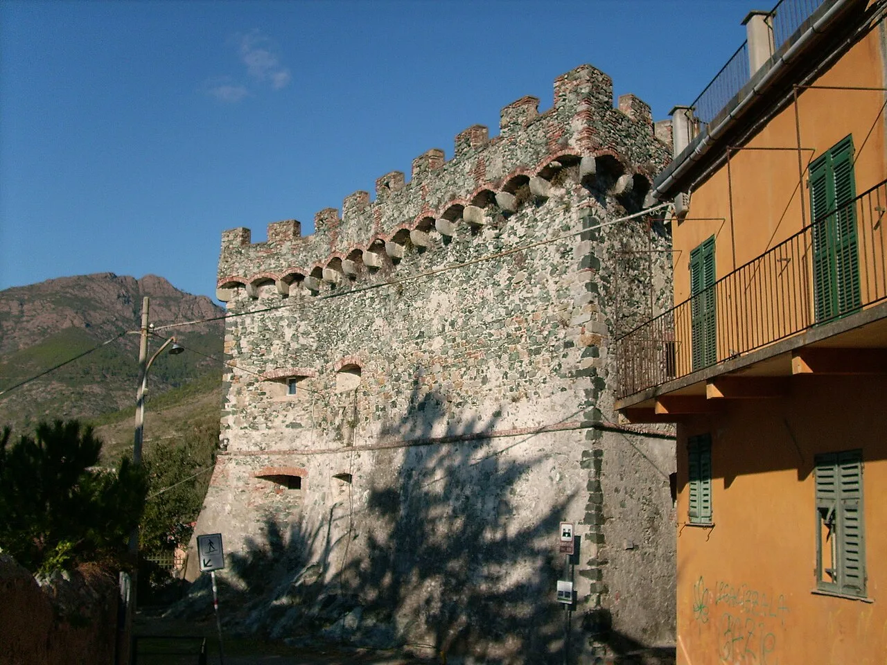 Veduta del centro storico di Levanto con i caratteristici edifici colorati della Riviera di Levante