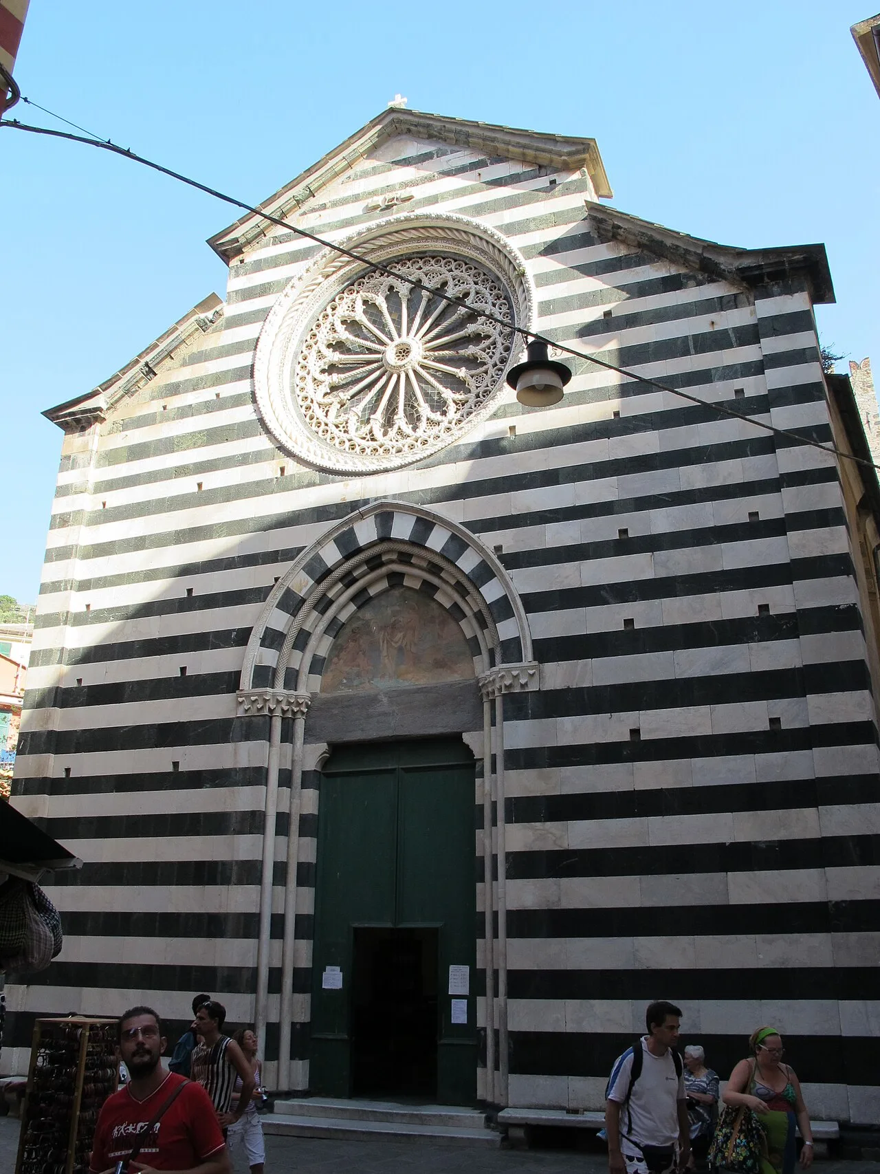 Facciata in marmo bianco e nero della chiesa gotica di San Giovanni Battista a Monterosso al Mare