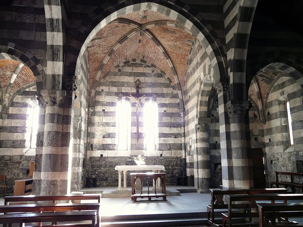 Interno della Chiesa di San Pietro a Portovenere, architettura gotico-romanica del 1198 con colonne e absidi