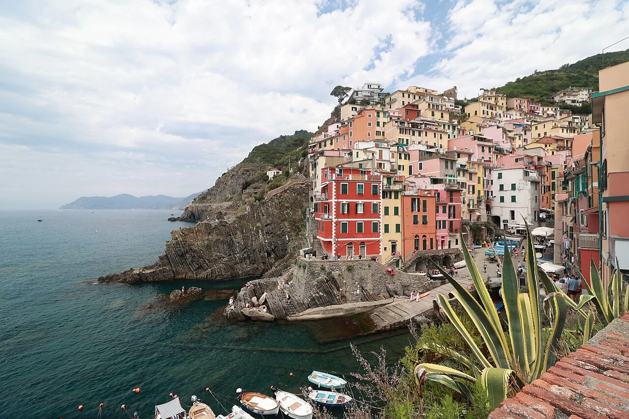 Riomaggiore, il borgo colorato delle Cinque Terre: case torre multicolori che si sviluppano in verticale verso il mare