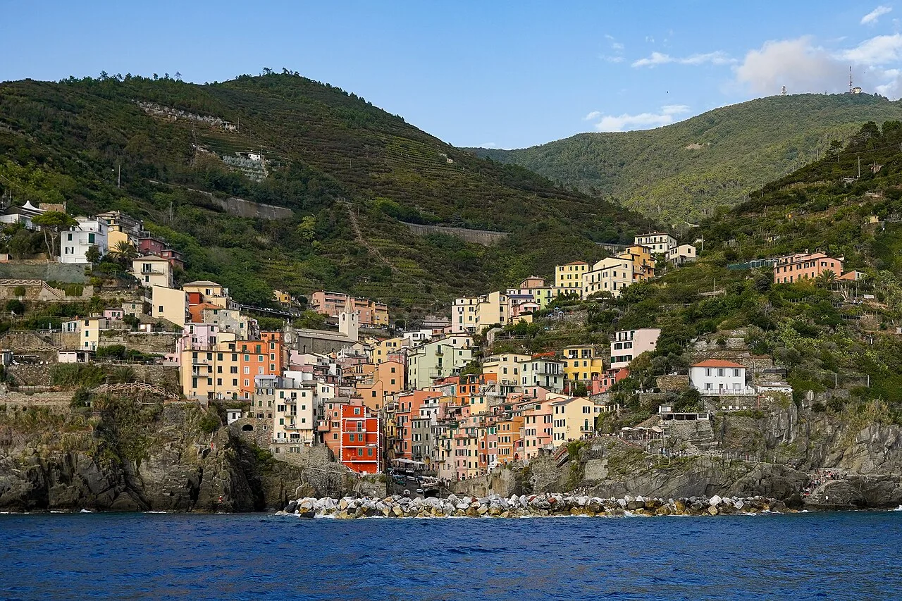 Riomaggiore visto dal battello: il borgo incastonato nella valle con le case che scendono al mare