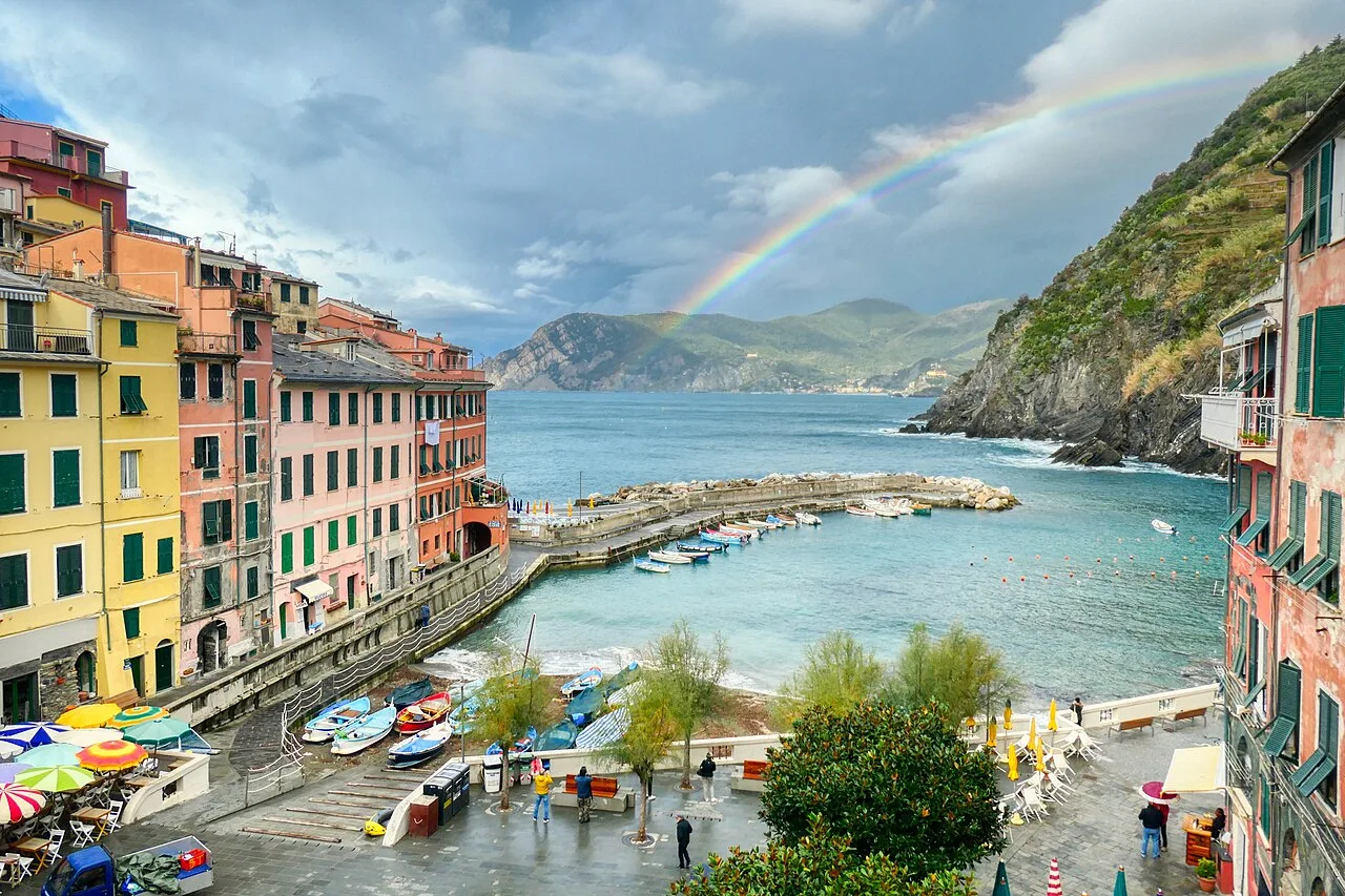 Vista panoramica di Vernazza con il porto naturale, le case colorate e la torre medievale sulle Cinque Terre