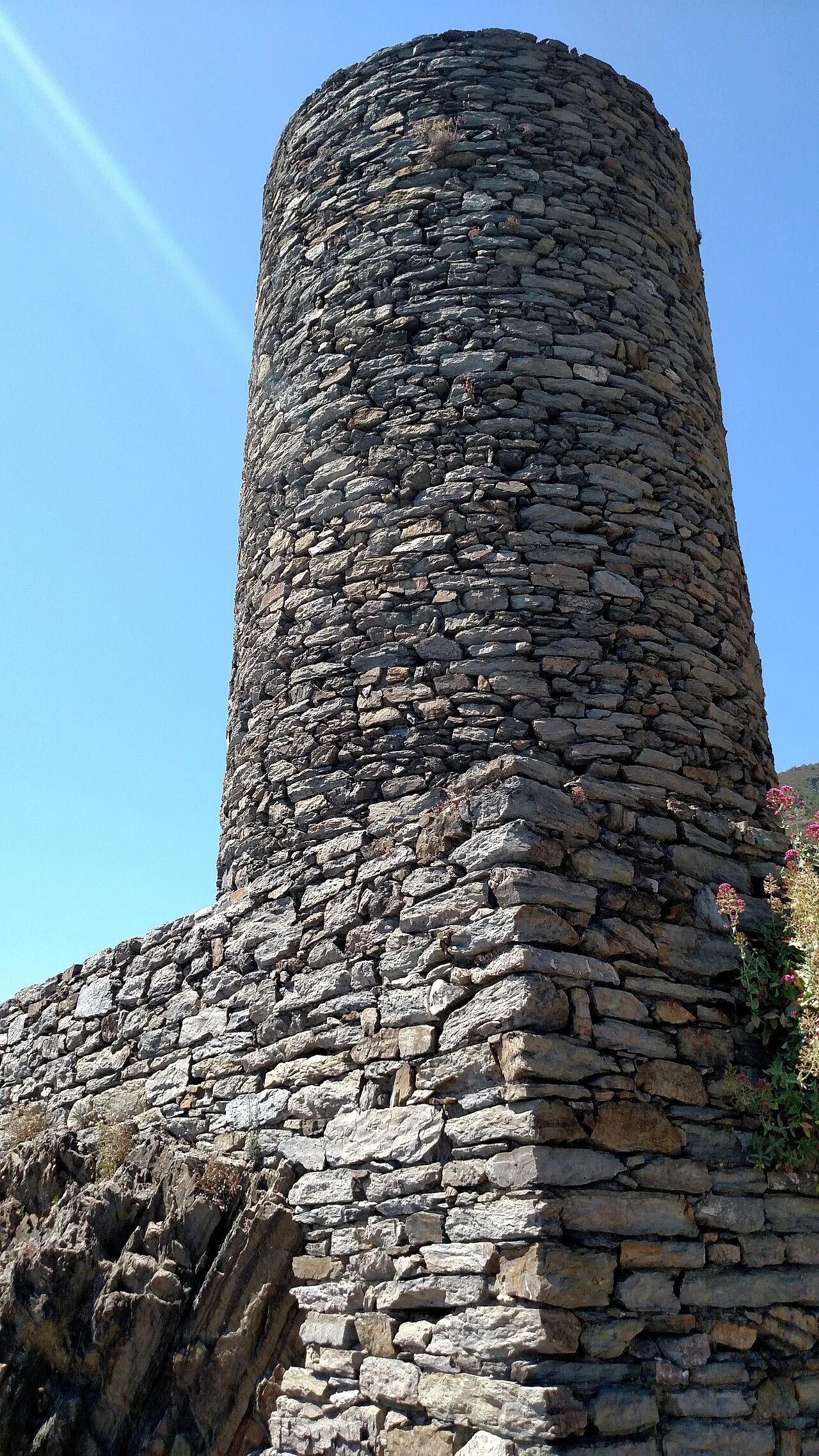 Torre del Castello Doria a Vernazza, rovine medievali del XIII secolo con vista sulla baia delle Cinque Terre