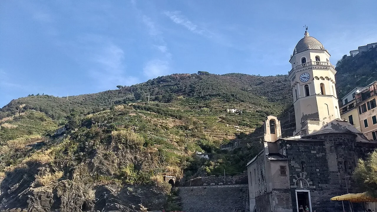 Chiesa di Santa Margherita d'Antiochia a Vernazza, costruita nel 1318, con il campanile gotico direttamente sul lungomare delle Cinque Terre