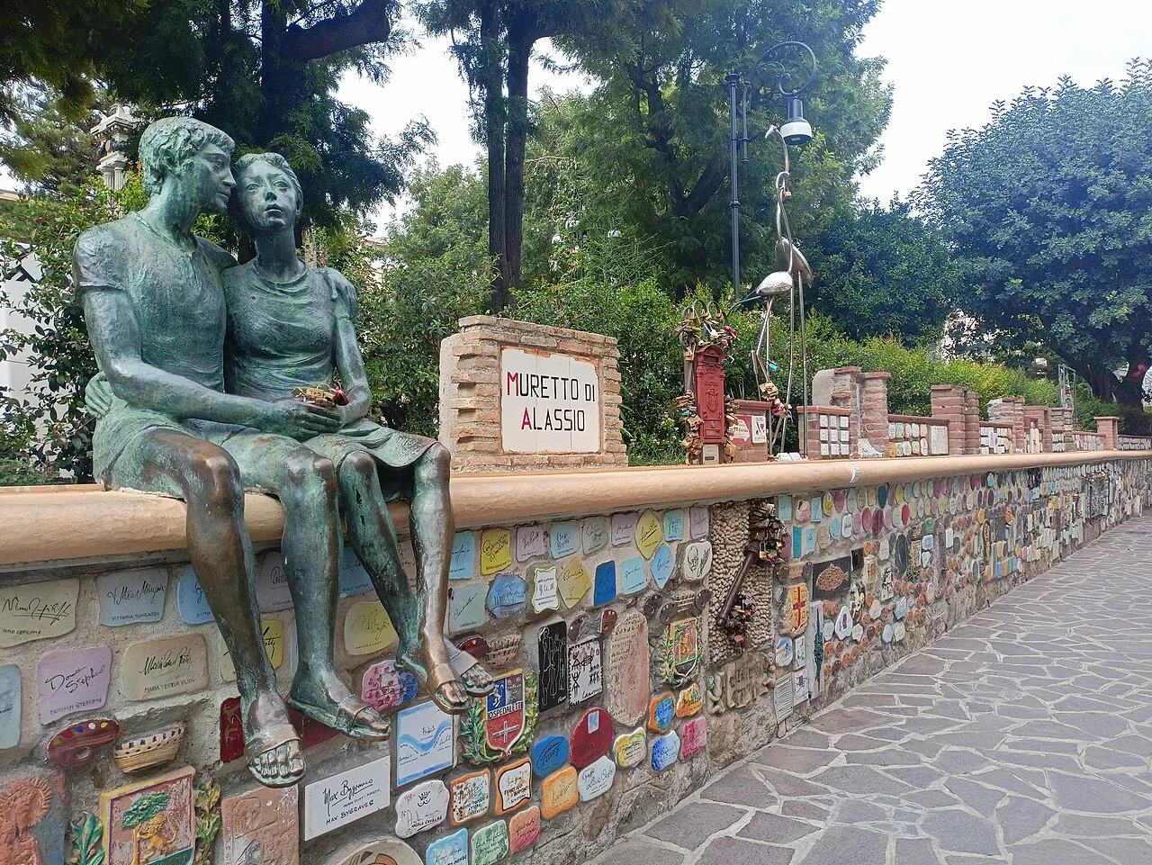 Il Muretto di Alassio con le piastrelle ceramiche delle firme celebri