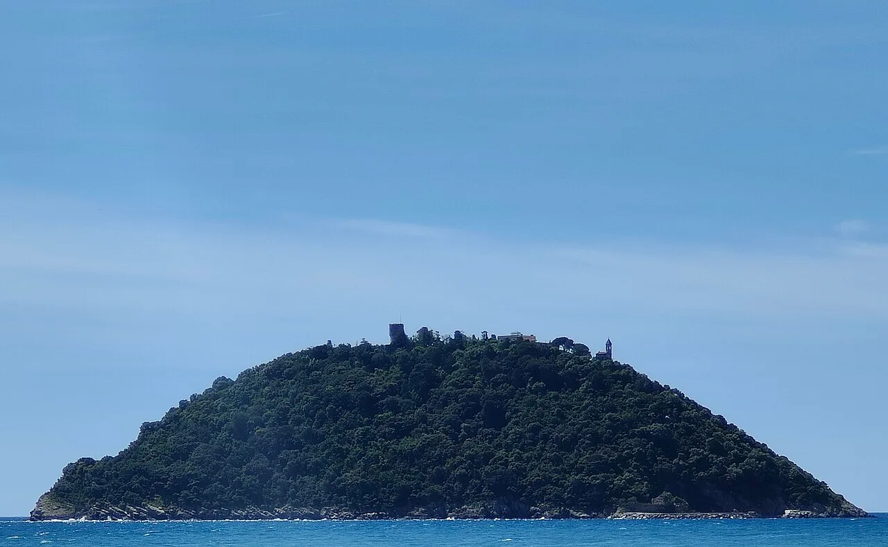 L'isola Gallinara vista dalla costa, con il mare limpido della riserva marina