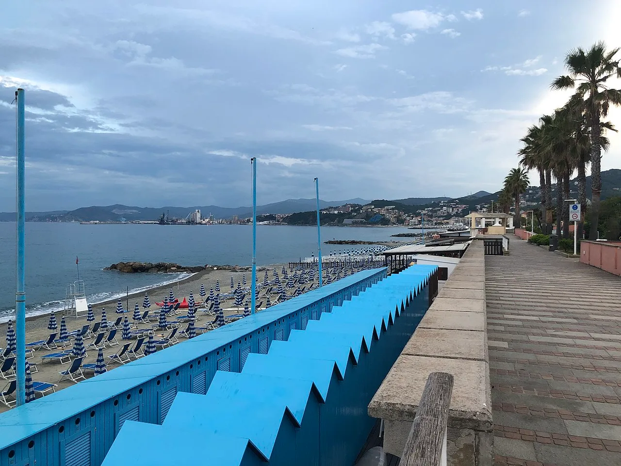 Pannelli di mosaici ceramici sul pavimento del Lungomare degli Artisti di Albissola Marina