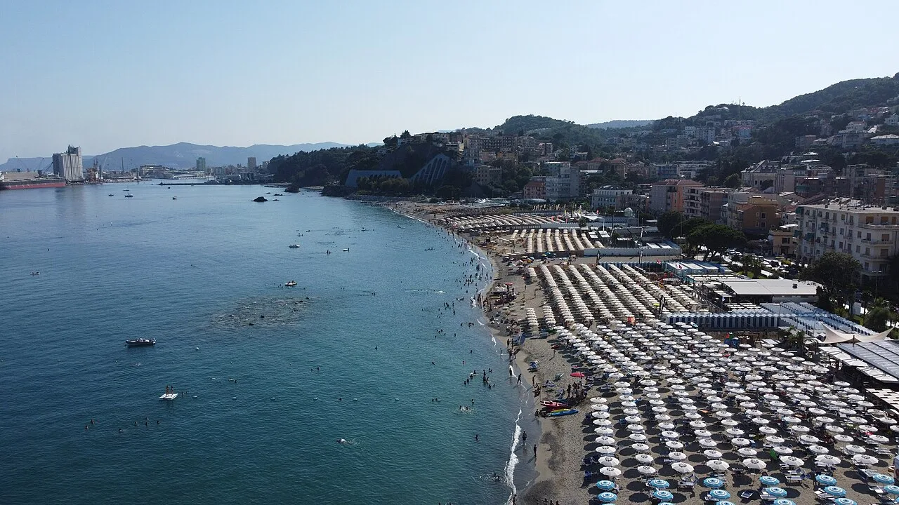 Scorci del centro di Albissola Marina con le case e gli edifici del borgo