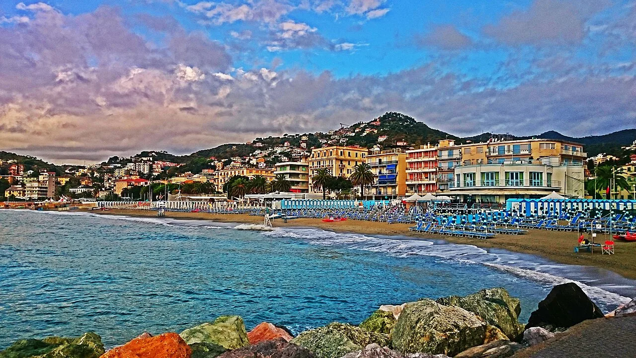 Il lungomare di Albissola Marina con la passeggiata e la spiaggia sabbiosa sullo sfondo