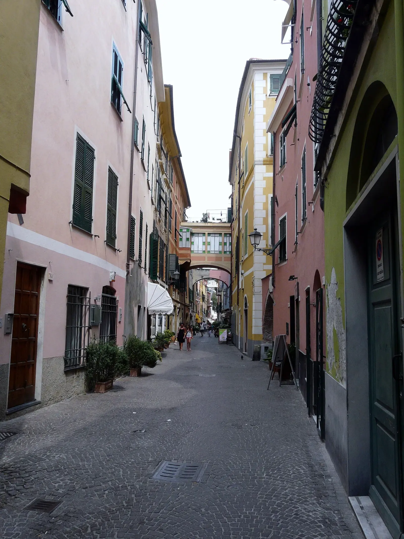 Via Aicardi nel centro storico di Celle Ligure: un caruggio stretto con le case colorate