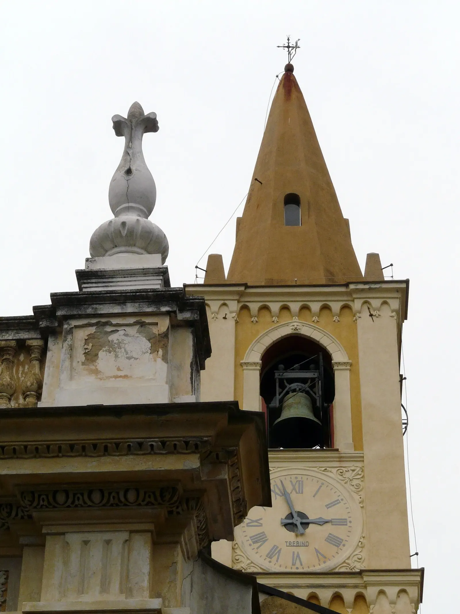 Il campanile della chiesa di San Michele Arcangelo a Celle Ligure