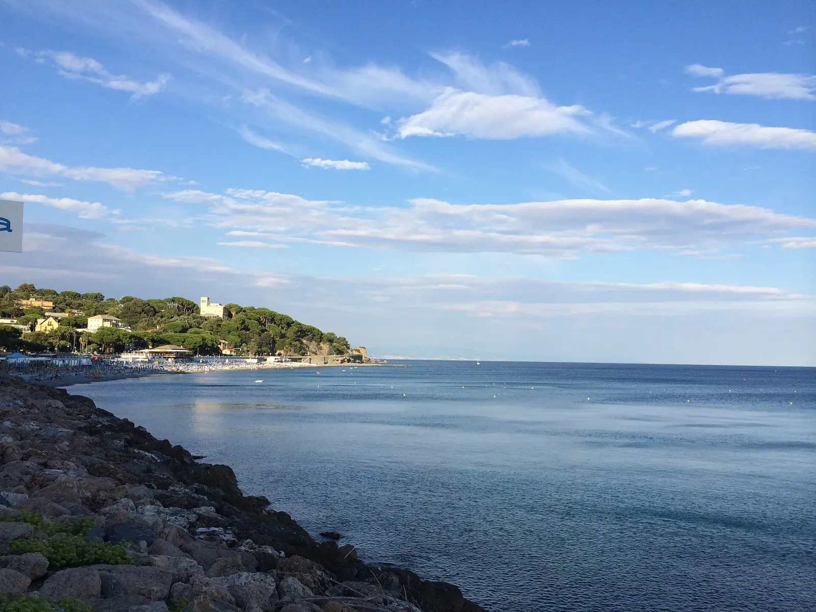 Il lungomare di Celle Ligure con le case colorate del borgo e la spiaggia sabbiosa