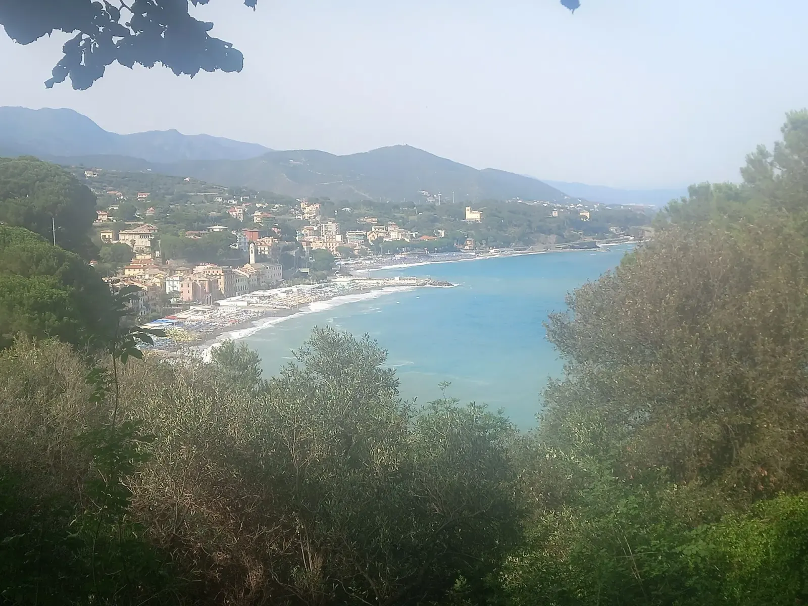 La spiaggia sabbiosa di Celle Ligure vista dall'alto della Pineta Bottini, a settembre