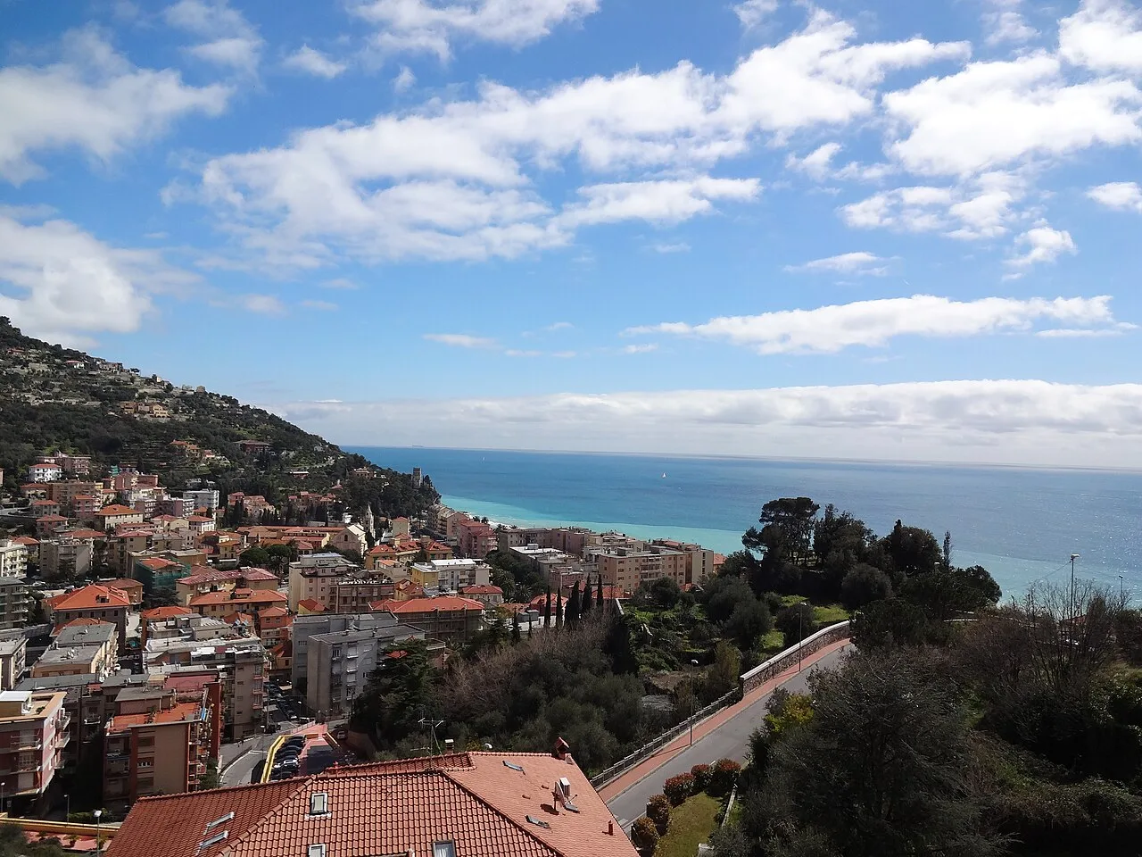 Vista panoramica di Finale Ligure con il lungomare di Finale Marina e le case a ridosso del verde