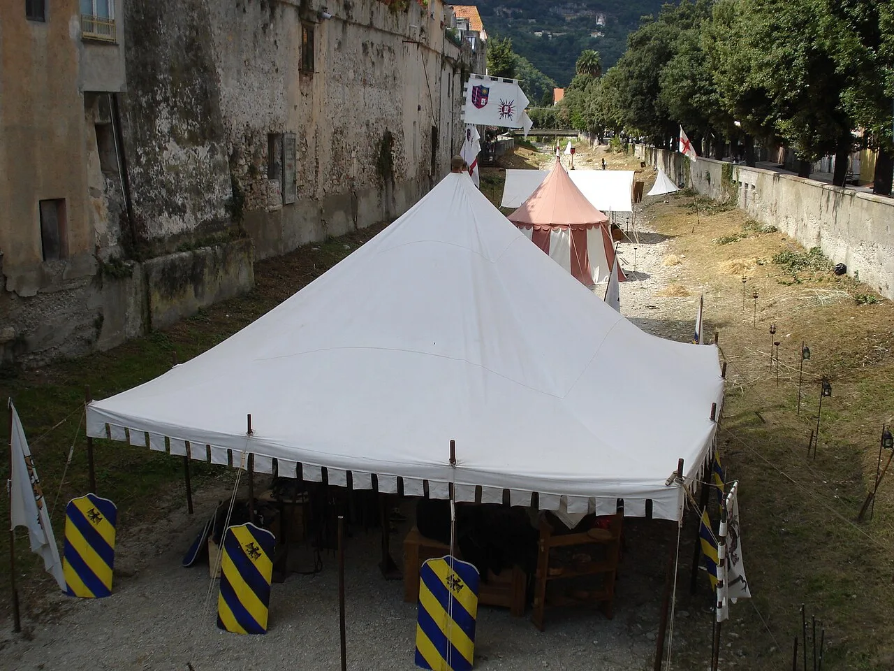 I portici medievali di Finalborgo con le facciate in pietra calcarea lungo la via principale del borgo