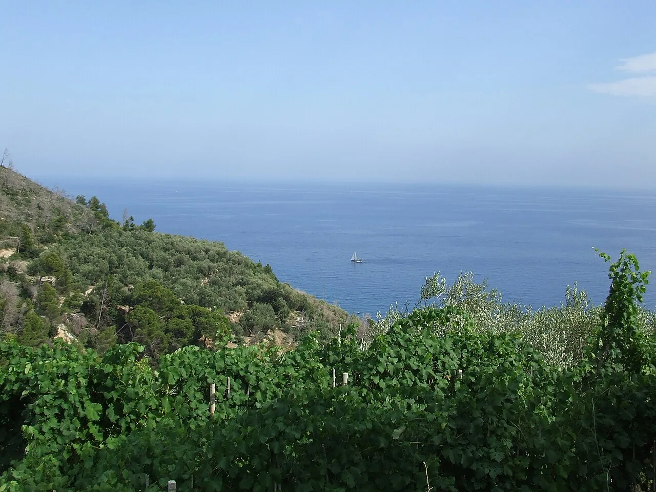Le case gialle e arancio di Varigotti affacciate sul mare con la piccola baia davanti