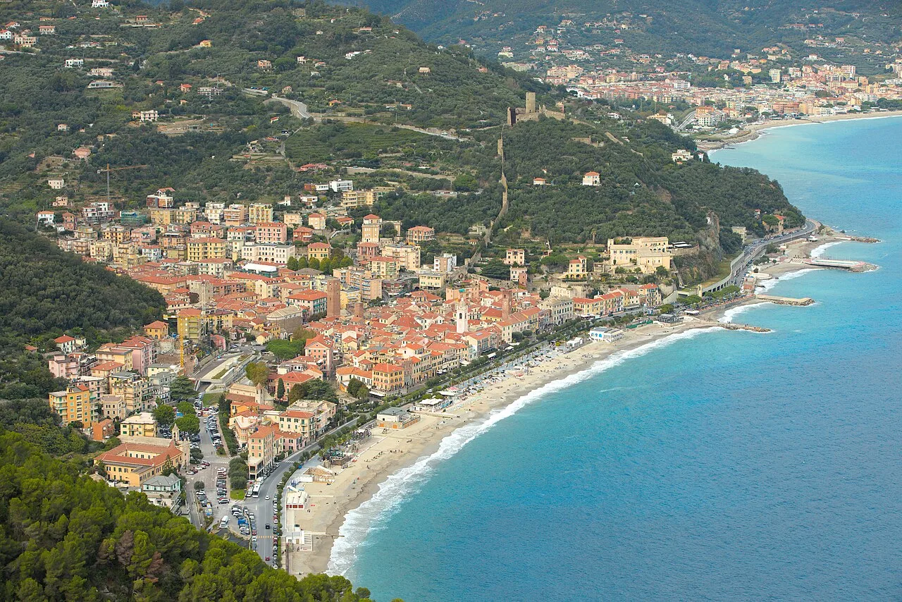 Vista panoramica del borgo di Noli dal sentiero di Capo Noli, con le case del centro storico affacciate sul mare