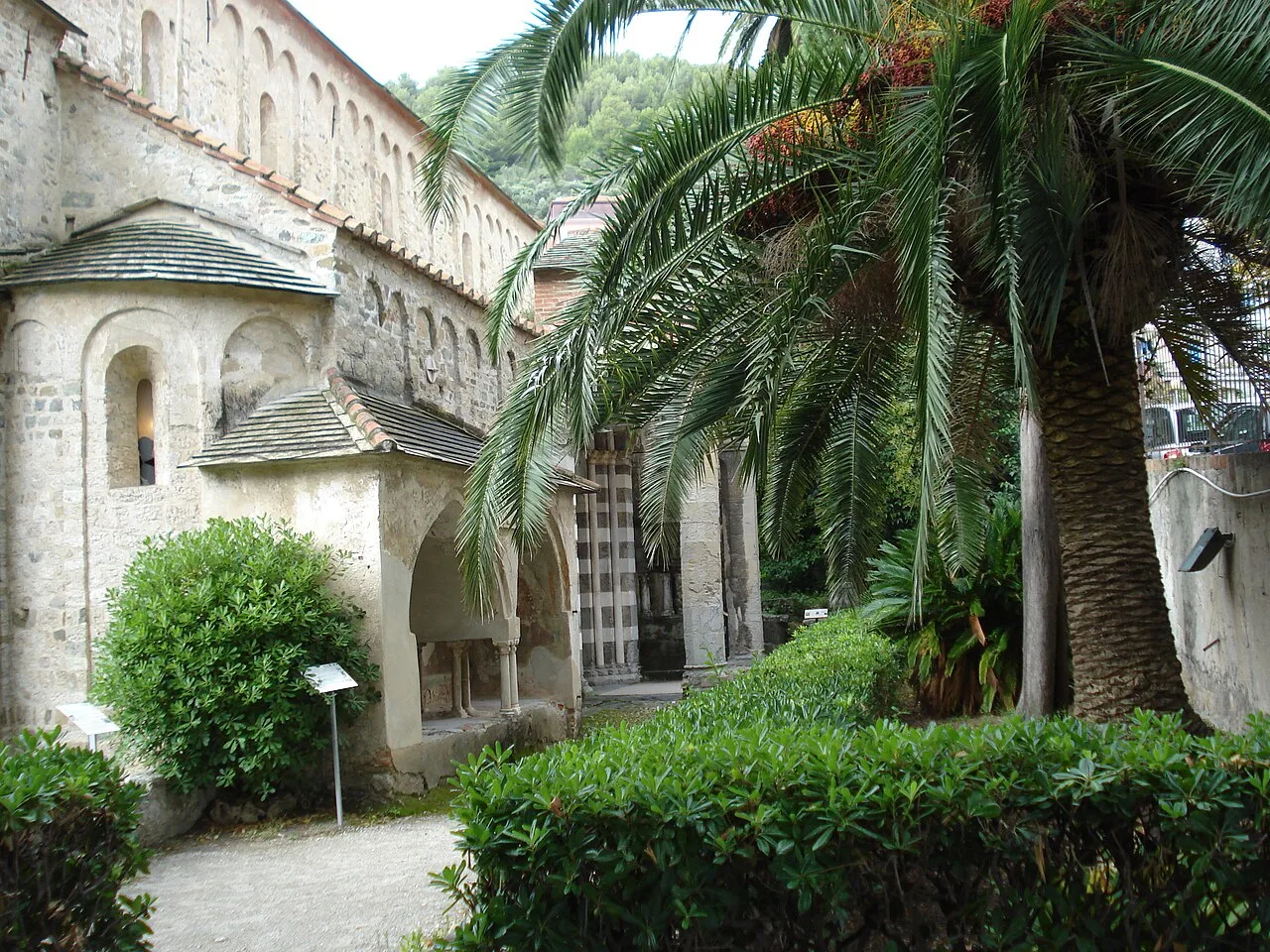La facciata romanica della chiesa di San Paragorio a Noli, costruita nell'XI secolo, fuori dalle mura del borgo