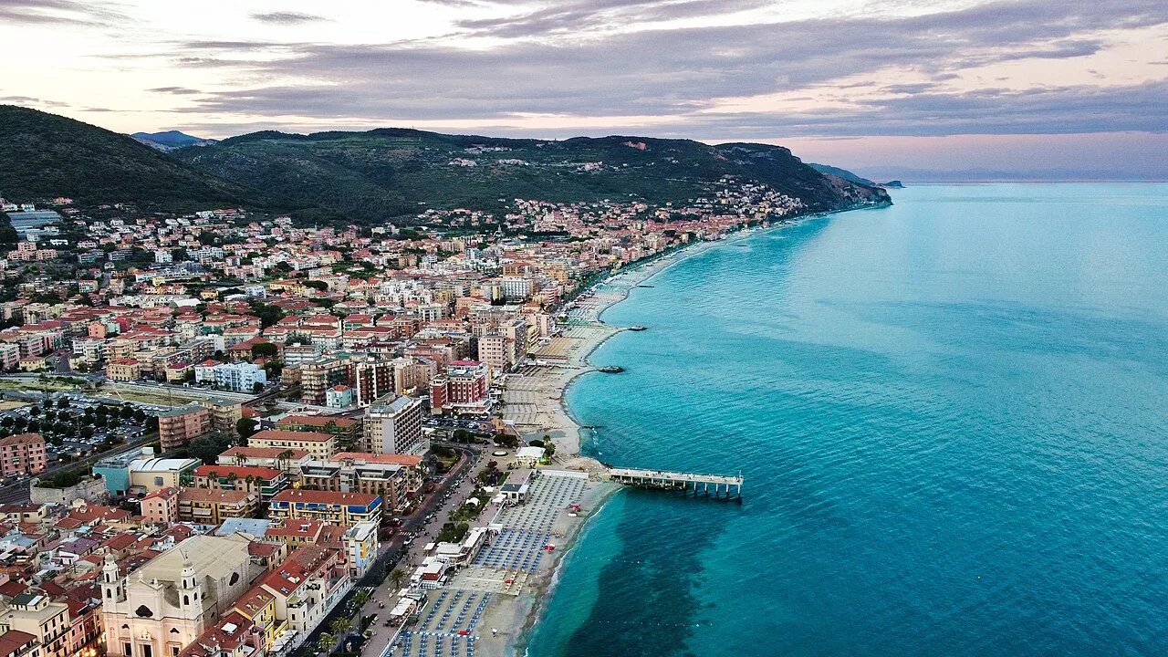 Il castello medievale di Pietra Ligure arroccato sulla roccia calcarea che ha dato il nome alla città