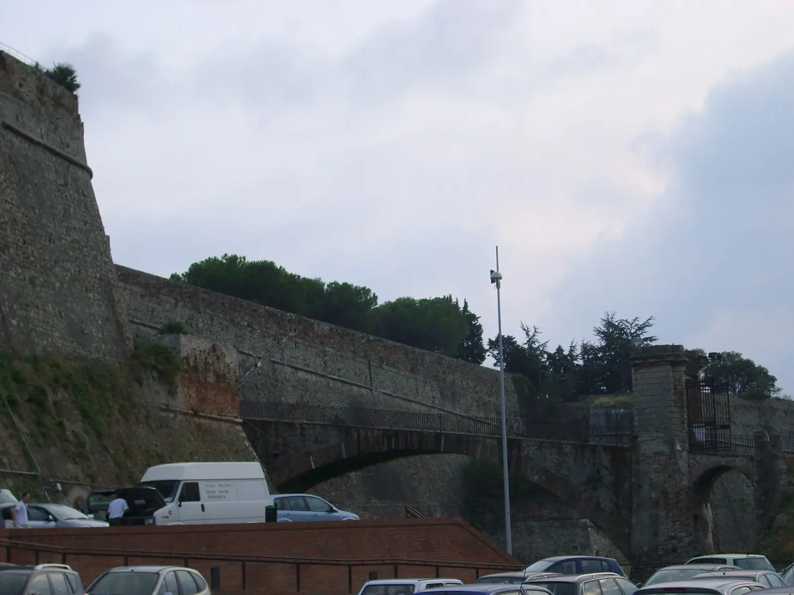 Fortezza del Priamar vista dall'esterno con le possenti mura cinquecentesche