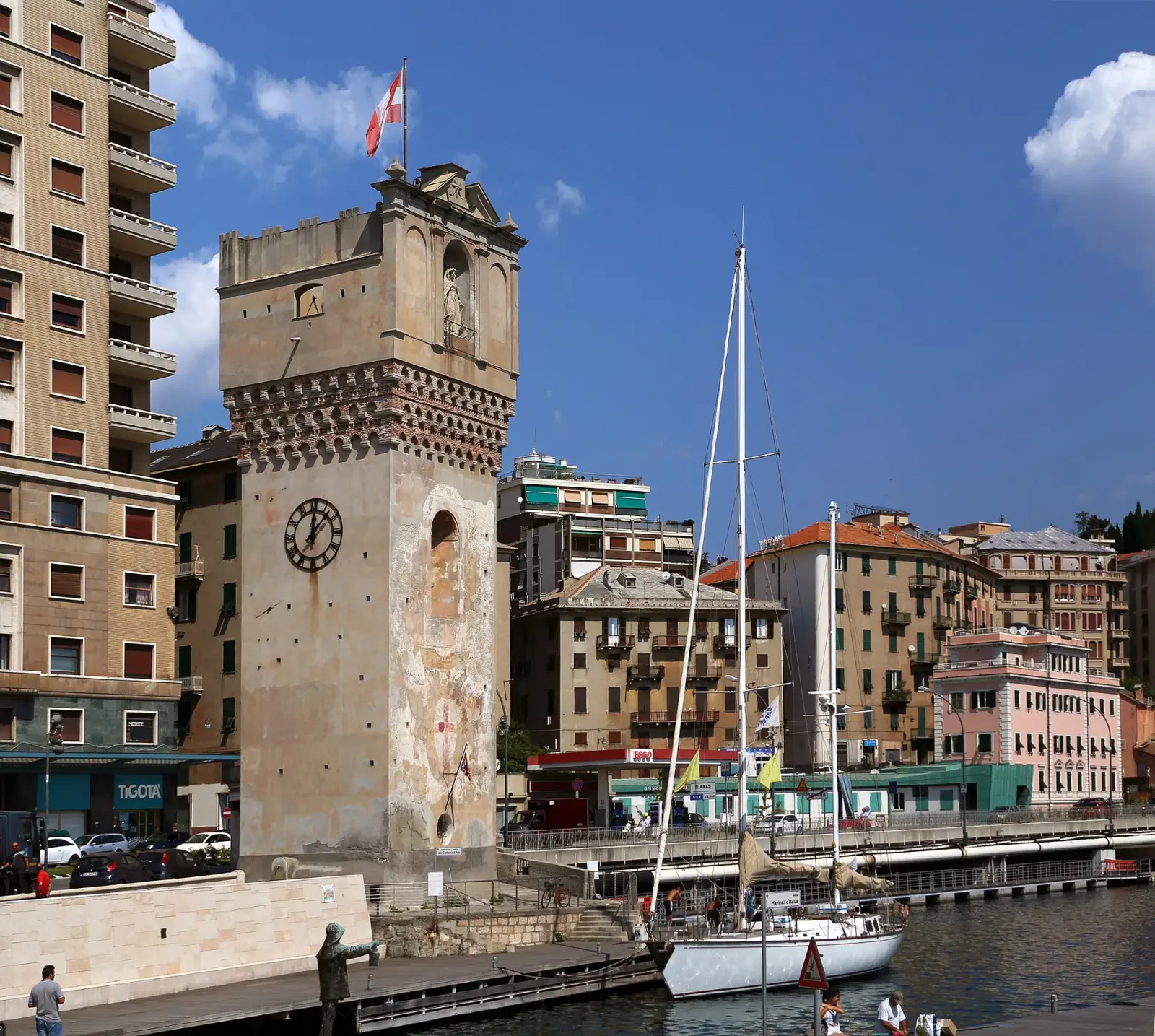 Torre Leon Pancaldo, simbolo medievale di Savona, affacciata sul porto
