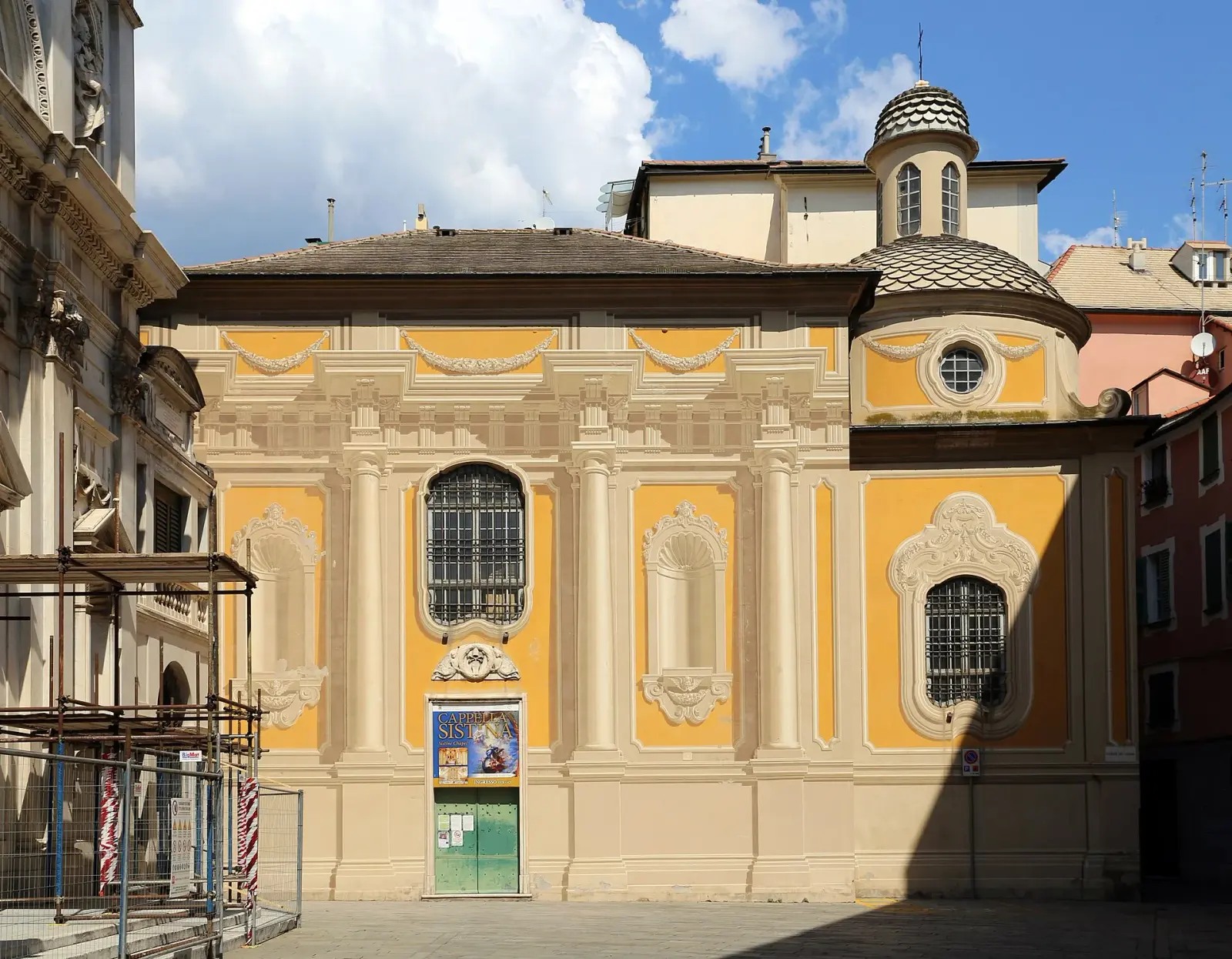 Interno della Cappella Sistina di Savona con decorazioni rococò e il mausoleo dei genitori di Sisto IV
