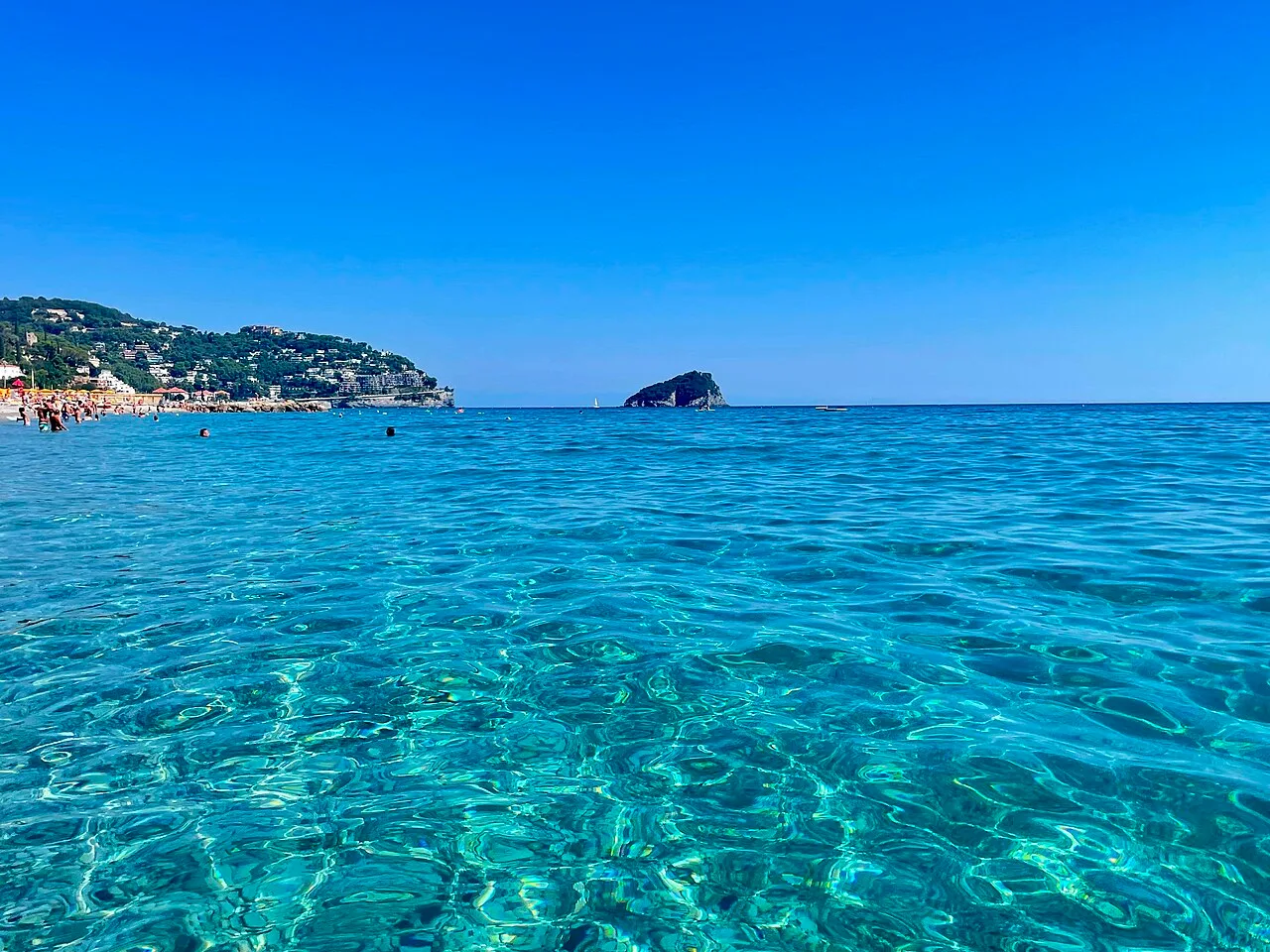Vista dalla spiaggia di Spotorno sull'isola di Bergeggi nel mare ligure