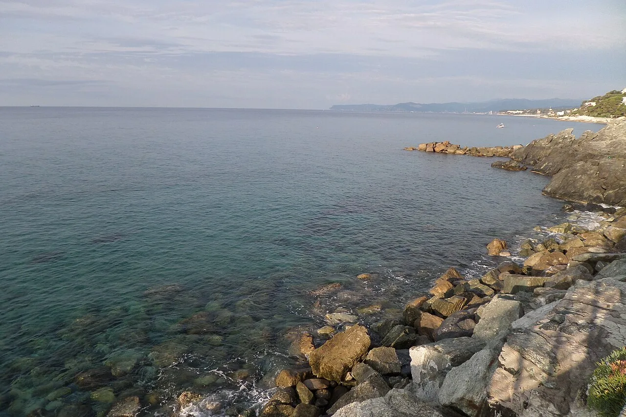 La passeggiata del Lungomare Europa a Varazze, con il mare sullo sfondo