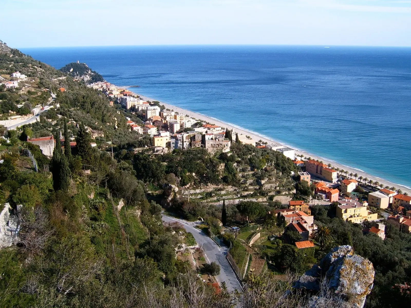 Il borgo di Varigotti visto dal mare con le case colorate a picco sull'acqua