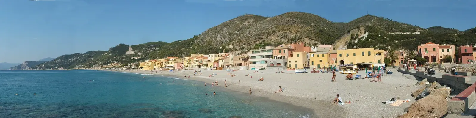 Panorama della spiaggia di Varigotti con le case colorate del borgo saraceno sul mare
