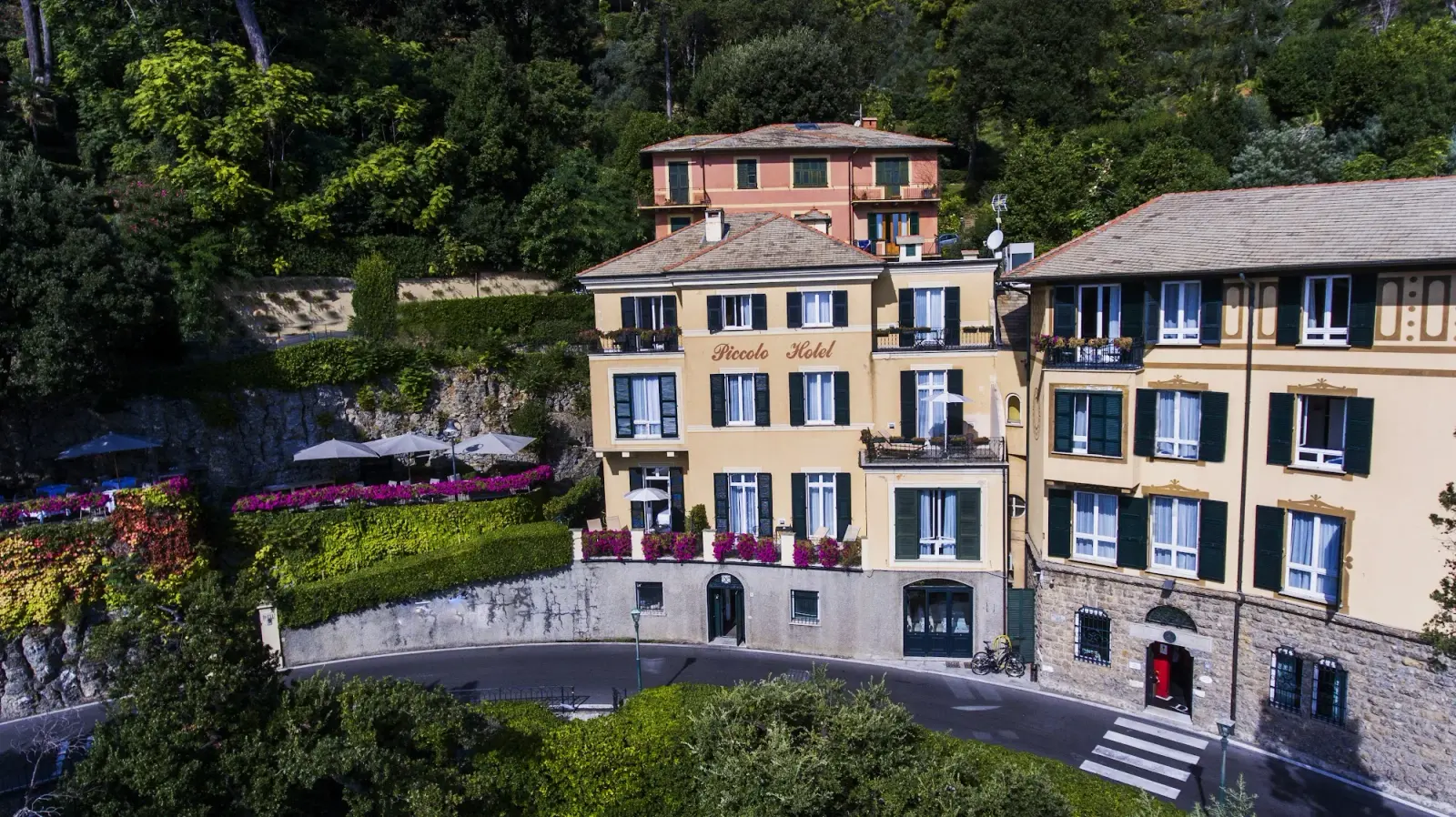 Veduta del porto di Portofino con le case colorate affacciate sull'acqua e le imbarcazioni ormeggiate